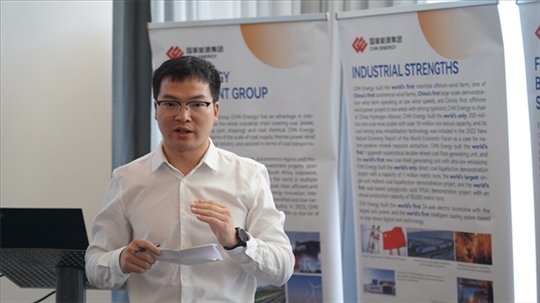 龍?jiān)垂敬戆l(fā)言致辭。 人民網(wǎng) 張茜攝