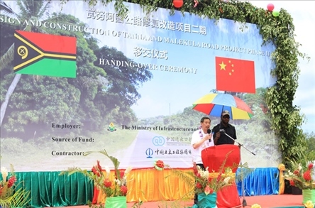 2023年12月18日，中國駐瓦努阿圖大使李名剛在瓦努阿圖公路項目二期馬勒庫拉段的移交儀式上發(fā)表致辭。人民網(wǎng) 賀吉攝