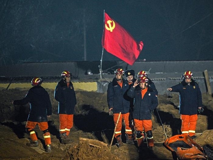 2023年12月21日，救援隊(duì)員在青海省海東市民和回族土族自治縣中川鄉(xiāng)金田村現(xiàn)場(chǎng)救援。新華社記者 張龍 攝