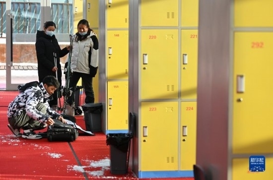 12月21日，游客在滑雪服務(wù)大廳整理滑雪裝備。