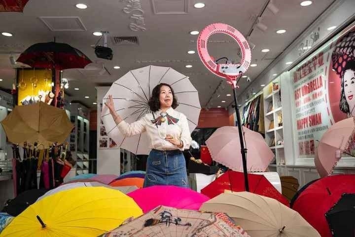 在義烏打拼了27年的商戶張吉英，正通過直播銷售雨傘。義烏市委宣傳部供圖