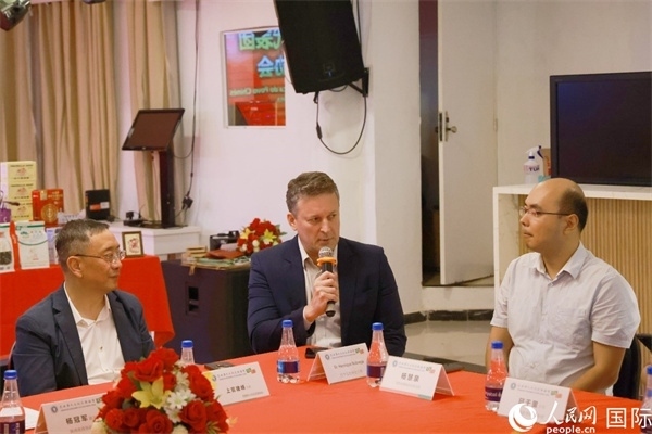 巴西中國友好協(xié)會主席恩里克·諾布雷加（中）在座談會中發(fā)言。人民網(wǎng)記者 陳海琪攝