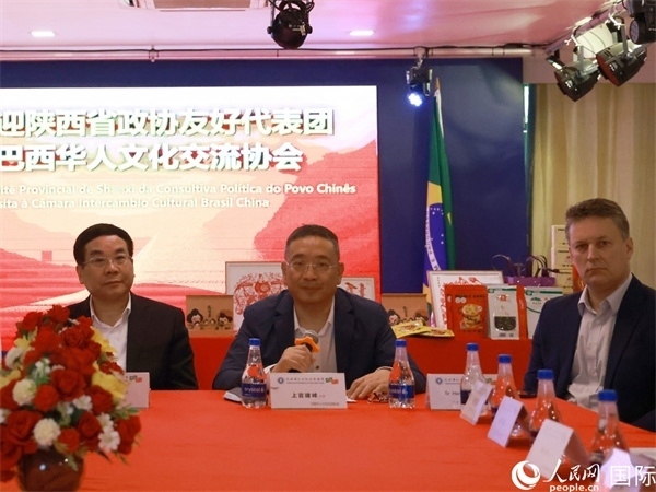 巴西華人文化交流協(xié)會主席上官建峰（中）在座談會上發(fā)言。人民網(wǎng)記者 陳海琪攝