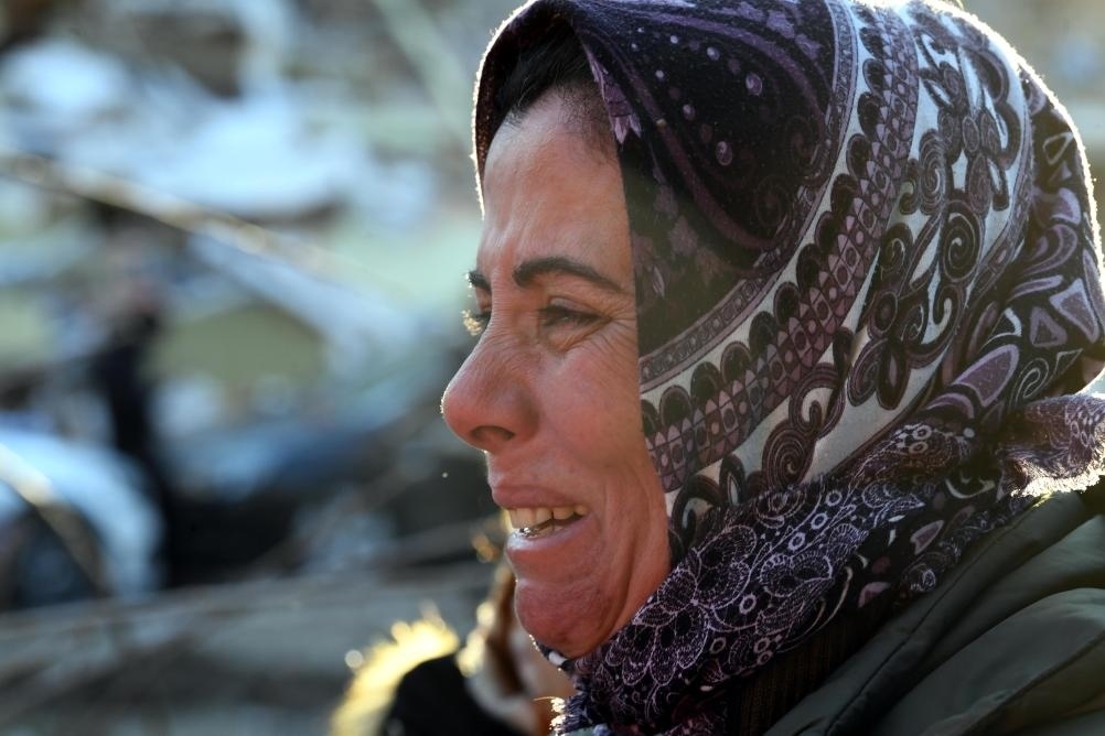 2月8日，在土耳其哈塔伊的一處地震廢墟，當?shù)鼐用竦却H人的消息。新華社記者沙達提攝