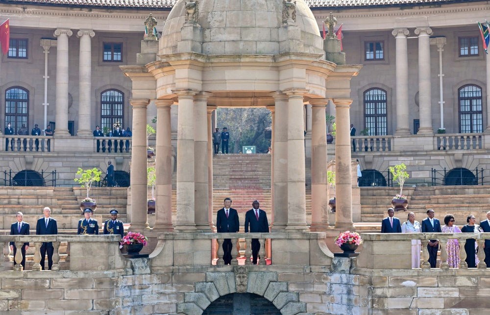 當?shù)貢r間8月22日上午，正在南非進行國事訪問的國家主席習近平在比勒陀利亞總統(tǒng)府同南非總統(tǒng)拉馬福薩會談。會談前，拉馬福薩在總統(tǒng)府廣場為習近平舉行歡迎儀式。新華社記者 殷博古 攝