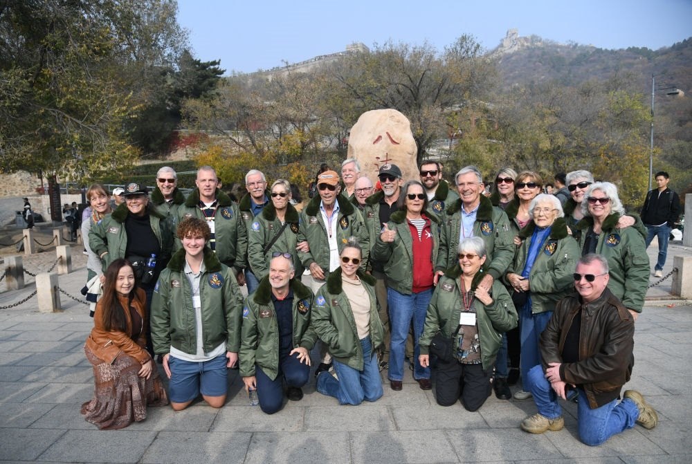 2023年10月29日，飛虎隊老兵莫耶一行人在北京八達嶺長城合影留念。當日，美中航空遺產基金會訪華代表團成員陸續(xù)抵達北京。新華社記者 任超 攝