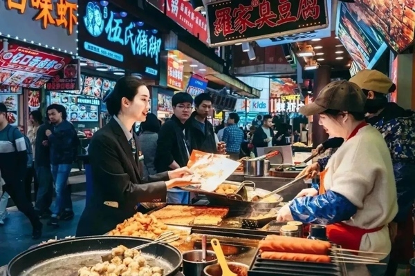 當(dāng)?shù)劂y行工作人員向個(gè)體經(jīng)營(yíng)者介紹金融服務(wù)。受訪者供圖