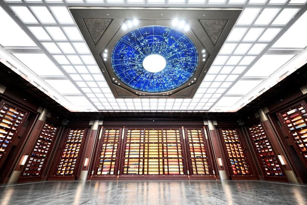 △中國(guó)國(guó)家版本館中央總館“文瀚閣”內(nèi)景。星空穹頂上是一幅宋代石刻天文圖，傳遞著“文瀚閣”的寓意：中華文明如星空般浩瀚璀璨。
