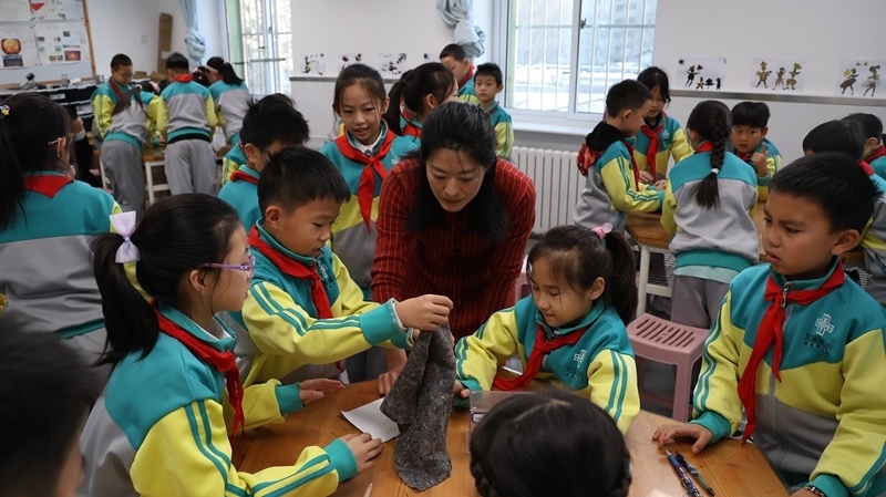 科學(xué)老師教同學(xué)制作消聲裝置。校方供圖