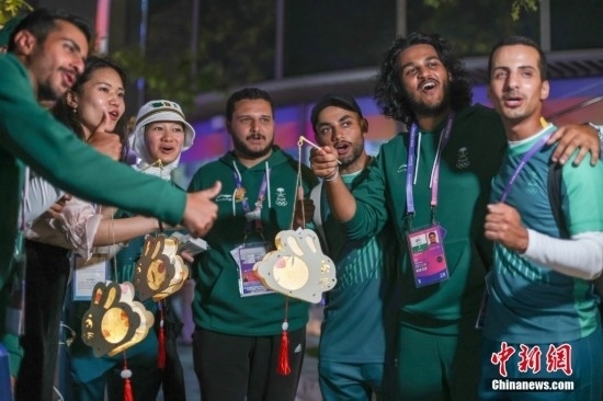 資料圖：9月29日，中國(guó)傳統(tǒng)節(jié)日中秋節(jié)，杭州亞運(yùn)會(huì)運(yùn)動(dòng)員村舉辦中秋主題活動(dòng)，中外運(yùn)動(dòng)員們歡聚一堂。圖為沙特阿拉伯運(yùn)動(dòng)員手持燈籠拍攝照片。<a target='_blank' href='/'><p align=