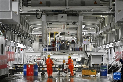 12月30日，建設(shè)者在青島膠州灣第二隧道工程南線主線隧道盾構(gòu)掘進(jìn)現(xiàn)場作業(yè)。新華社記者 李紫恒 攝