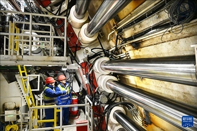 12月30日，中鐵十四局技術(shù)人員在盾構(gòu)掘進(jìn)開始前檢查“海天號”盾構(gòu)機(jī)。新華社記者 李紫恒 攝