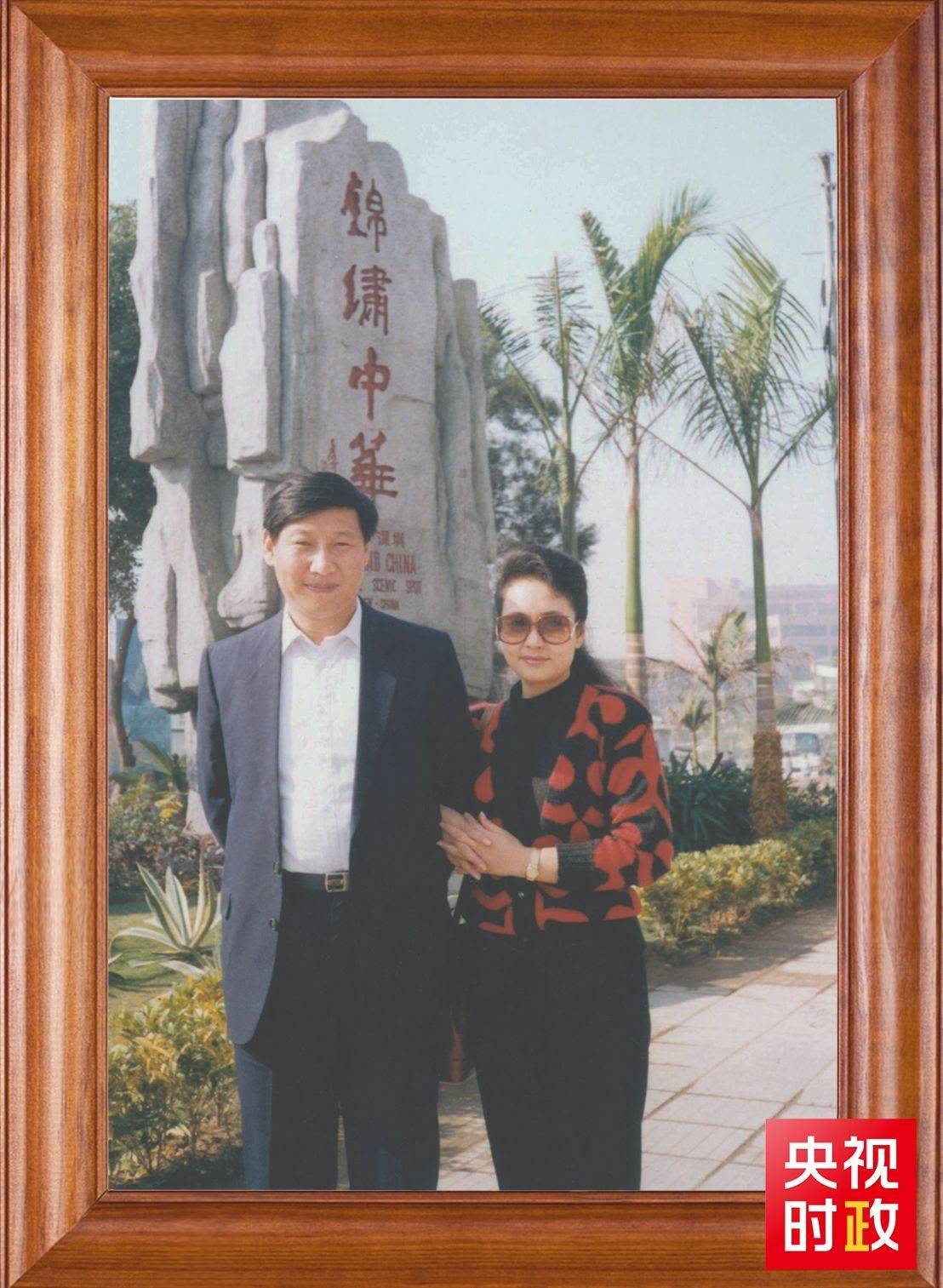 △這是習(xí)近平和夫人彭麗媛的合影。這張照片第一次出現(xiàn)在他的書架上。
