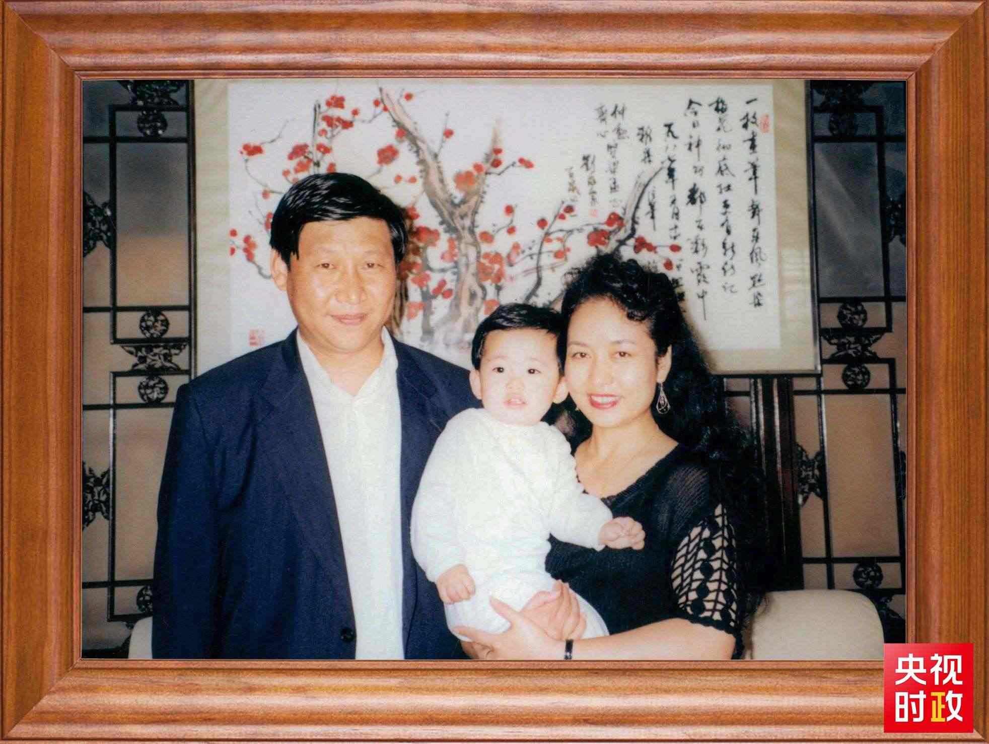 △這是習(xí)近平一家三口的合影。這張照片第一次出現(xiàn)在他的書架上。