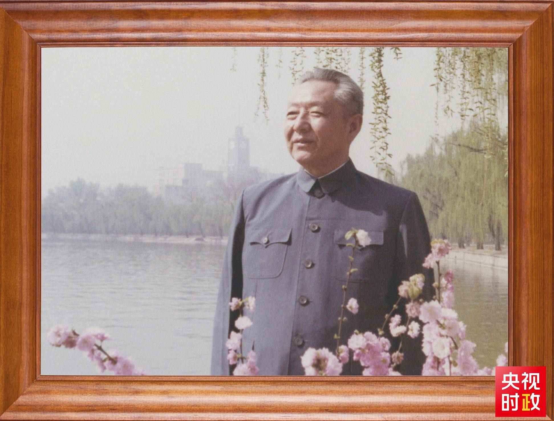 △這是習(xí)近平父親習(xí)仲勛同志的照片。2023年10月15日，是習(xí)仲勛同志誕辰110周年紀(jì)念日。這張照片第一次出現(xiàn)在他的書架上。