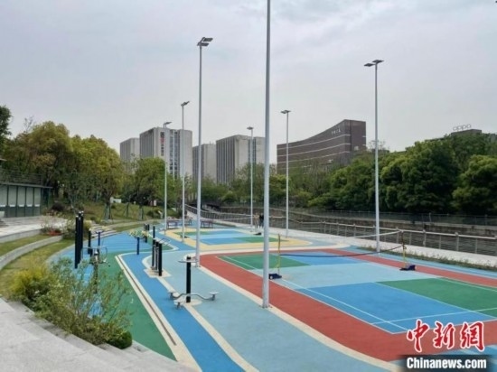 杭州余杭區(qū)一嵌入式體育場(chǎng)地。張煜歡 攝