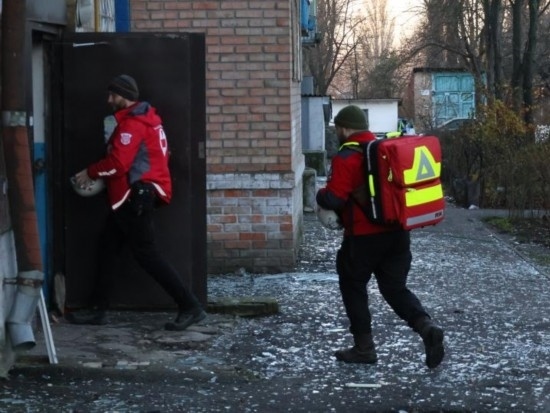  2023年11月25日，烏克蘭紅十字會救援人員在基輔市一棟遭空襲的居民樓實施清理和救助工作。新華社發(fā)（羅曼·佩圖什科夫攝）