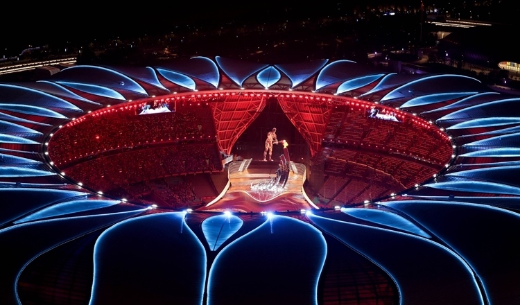 2023年9月23日，最后一棒火炬手汪順和數(shù)字火炬手在杭州亞運(yùn)會(huì)開(kāi)幕式上點(diǎn)燃主火炬。新華社記者 程婷婷 攝