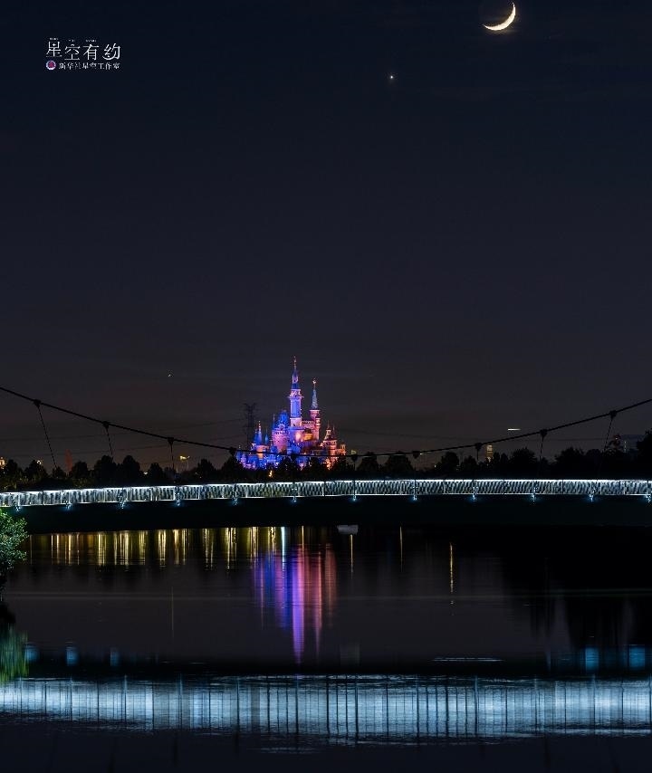 上海星空攝影愛好者陳悅?cè)A2023年5月23日在上海浦東拍攝的金星伴月。（本人供圖）