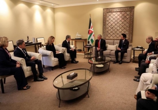 1月7日，約旦國王阿卜杜拉二世（中右）在安曼會(huì)見到訪的美國國務(wù)卿布林肯（中左）。新華社發(fā)（約旦王宮供圖）