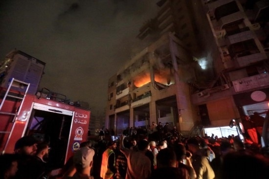 1月2日，人們聚集在黎巴嫩貝魯特南郊的以色列無人機襲擊現(xiàn)場。新華社發(fā)（比拉爾·賈維希攝）