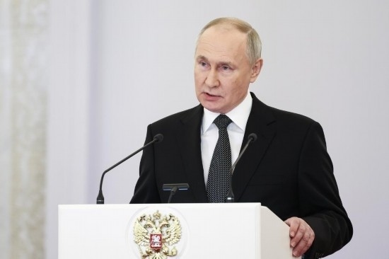 2023年12月8日，俄羅斯總統(tǒng)普京在莫斯科克里姆林宮出席“祖國(guó)英雄日”慶祝儀式。新華社/塔斯社