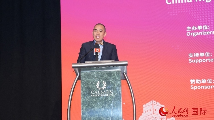 內(nèi)華達(dá)州副州長(zhǎng)辦公室幕僚長(zhǎng)魯?shù)稀づ撩鲌D安在論壇致辭。人民網(wǎng)記者 鄧圩攝