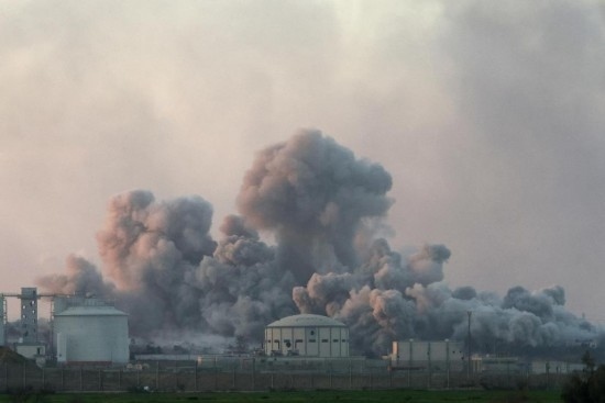  這是1月6日從加沙邊境以色列一側(cè)拍攝的加沙北部遭襲情況。新華社發(fā)（伊蘭·阿薩亞格攝/基尼圖片社）