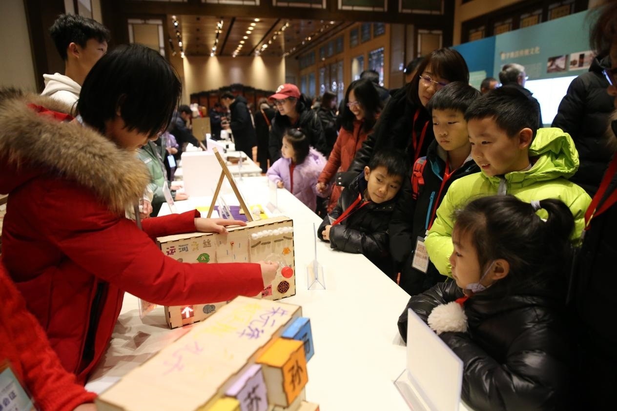 學(xué)生現(xiàn)場演示科創(chuàng)作品。主辦方供圖