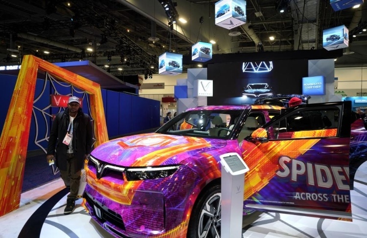 1月11日，人們在美國拉斯維加斯消費電子展越南電動汽車制造商VinFast展臺參觀。新華社記者吳曉凌攝