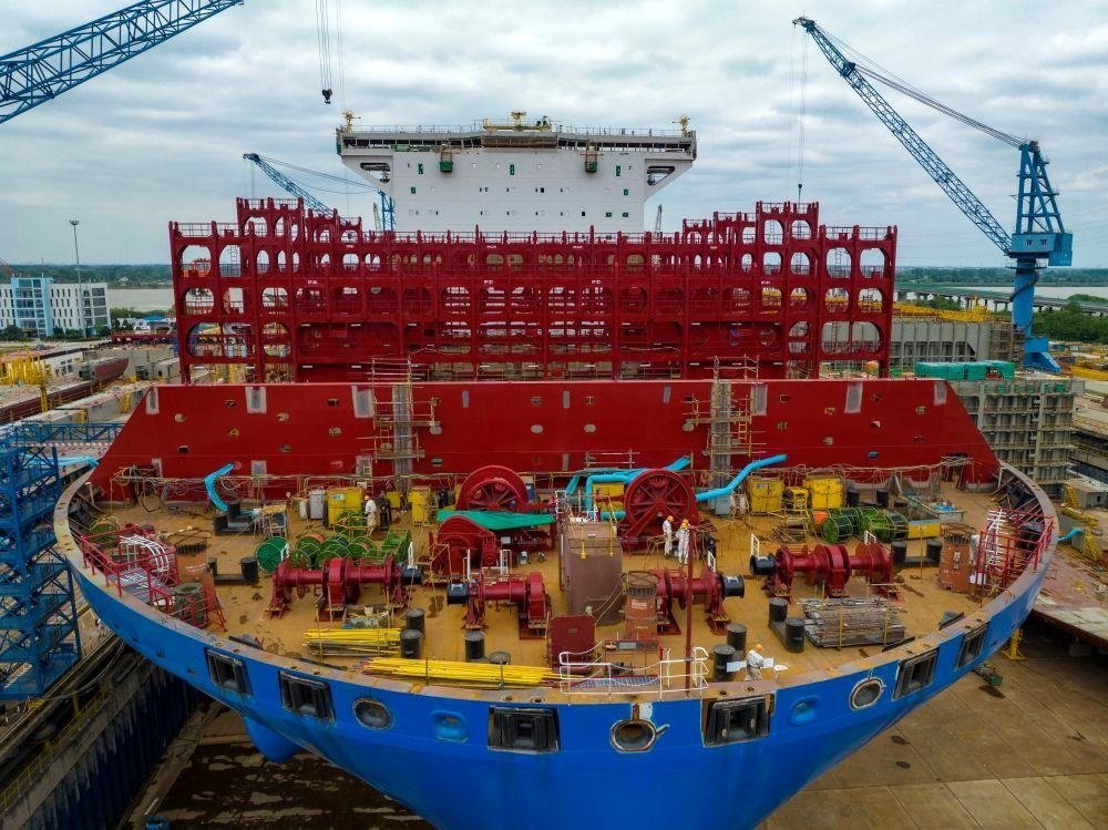 △2023年5月7日，江蘇揚(yáng)州中遠(yuǎn)海運(yùn)重工有限公司工人在作業(yè)。