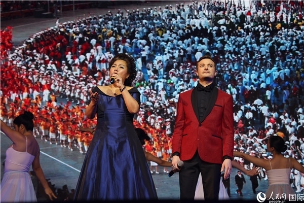 圖為中法藝術家聯(lián)袂演唱《我和你》。人民網(wǎng)記者 尚凱元攝