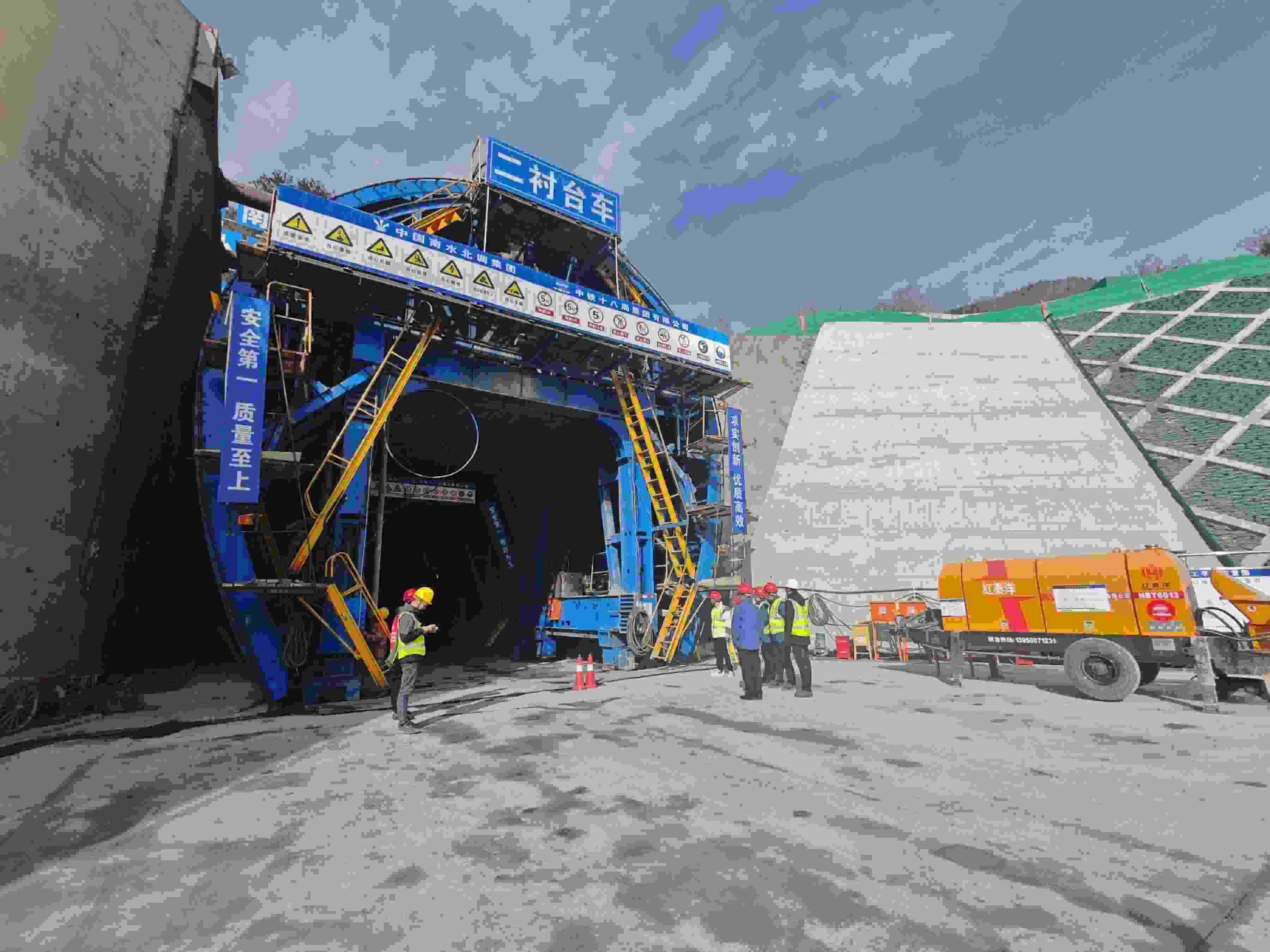 湖北省襄陽市?？悼h馬良鎮(zhèn)的引江補漢工程輸水隧洞8號平洞施工現(xiàn)場。受訪者供圖