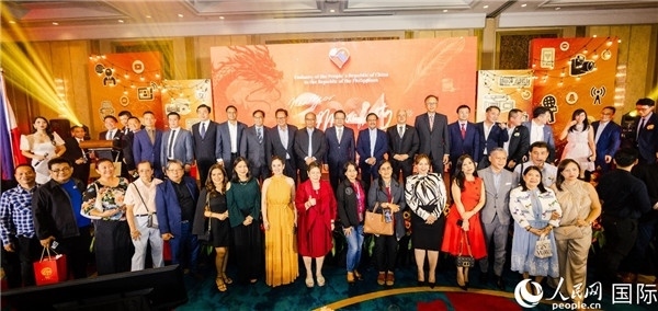 出席駐菲律賓使館2024年新年媒體沙龍部分嘉賓代表合影。人民網(wǎng)記者樊帆 攝