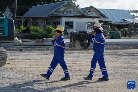 1月18日，工作人員在瑙魯艾沃港碼頭升級(jí)改造項(xiàng)目工地工作。新華社記者 王申 攝