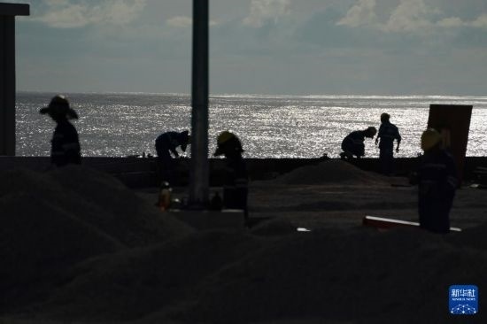 1月18日，工作人員在瑙魯艾沃港碼頭升級(jí)改造項(xiàng)目工地工作。新華社記者 王申 攝