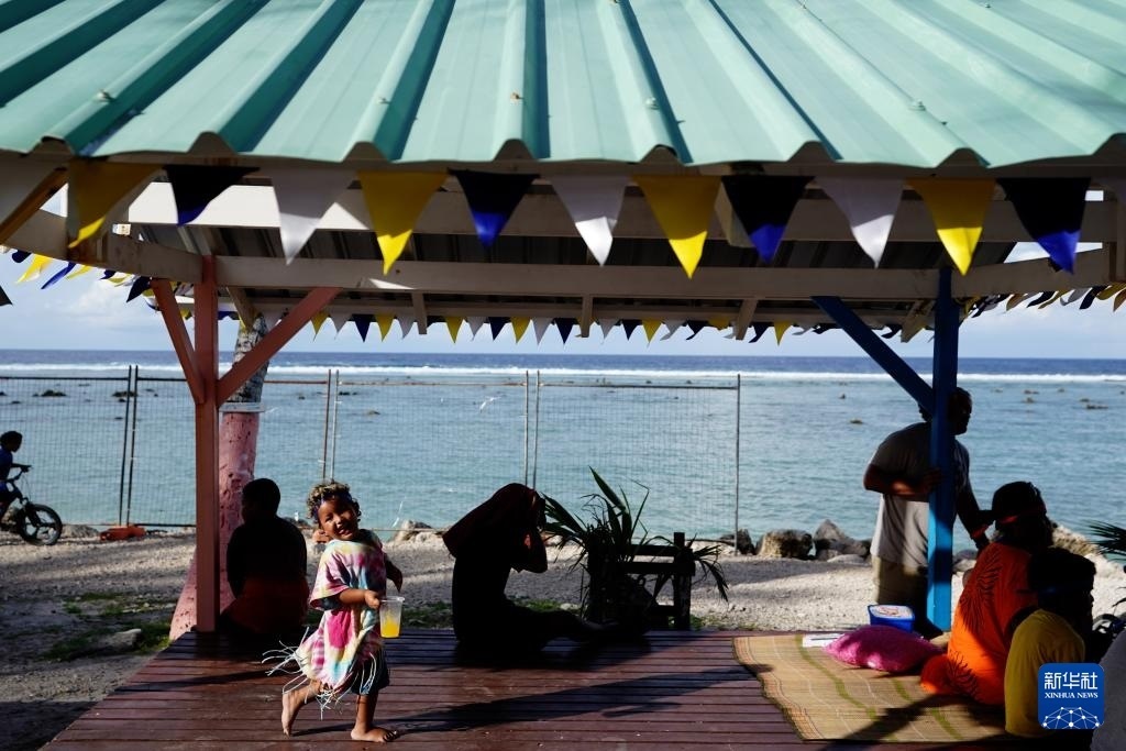 1月20日，當(dāng)?shù)厝嗽阼斠惶幒┬蓍e娛樂。新華社記者 王申 攝