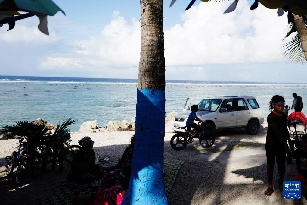 1月20日，當(dāng)?shù)厝嗽阼斠惶幒┬蓍e娛樂。新華社記者 王申 攝