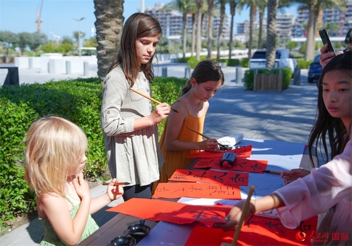 小朋友體驗(yàn)書法創(chuàng)作。人民網(wǎng) 塔里克·易卜拉欣攝