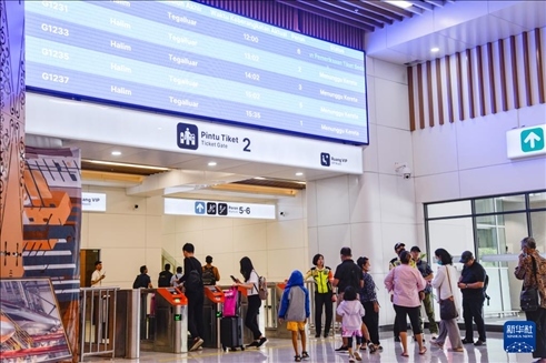 1月24日，在印度尼西亞雅加達(dá)哈利姆站候車大廳，乘客刷票前往站臺。新華社記者 徐欽 攝