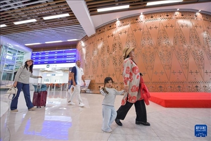 1月24日，在印度尼西亞雅加達(dá)哈利姆站，乘客在候車大廳內(nèi)行走。新華社記者 徐欽 攝