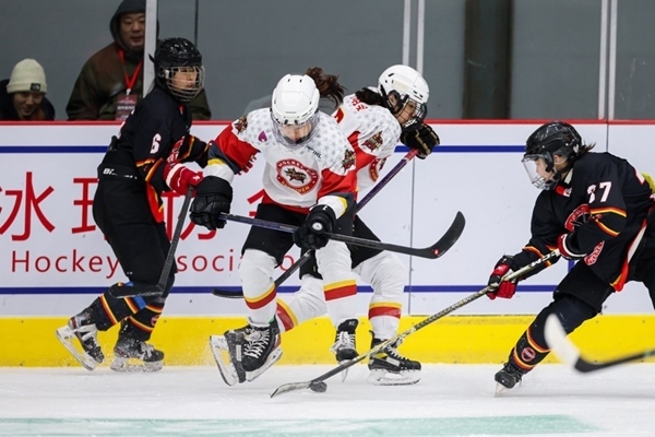 雙方球員爭(zhēng)搶。中國冰球協(xié)會(huì)供圖