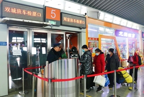 哈西公路客運(yùn)站內(nèi)旅客檢票排隊(duì)上車。黑龍江省交通運(yùn)輸廳供圖