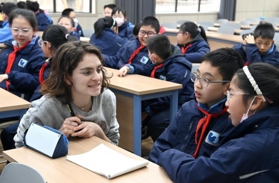  2023年12月18日，在西安新城區(qū)后宰門(mén)小學(xué)進(jìn)行的中法校園文化周法語(yǔ)語(yǔ)言沙龍上，西安法語(yǔ)聯(lián)盟的老師與學(xué)生進(jìn)行互動(dòng)。新華社記者 劉瀟 攝