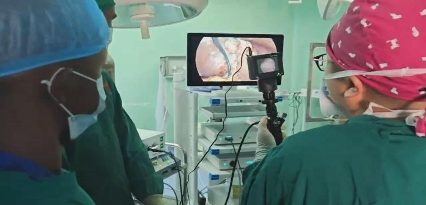 吳巍醫(yī)生(右一)在開展雙鏡聯(lián)合手術。中國援桑醫(yī)療隊供圖