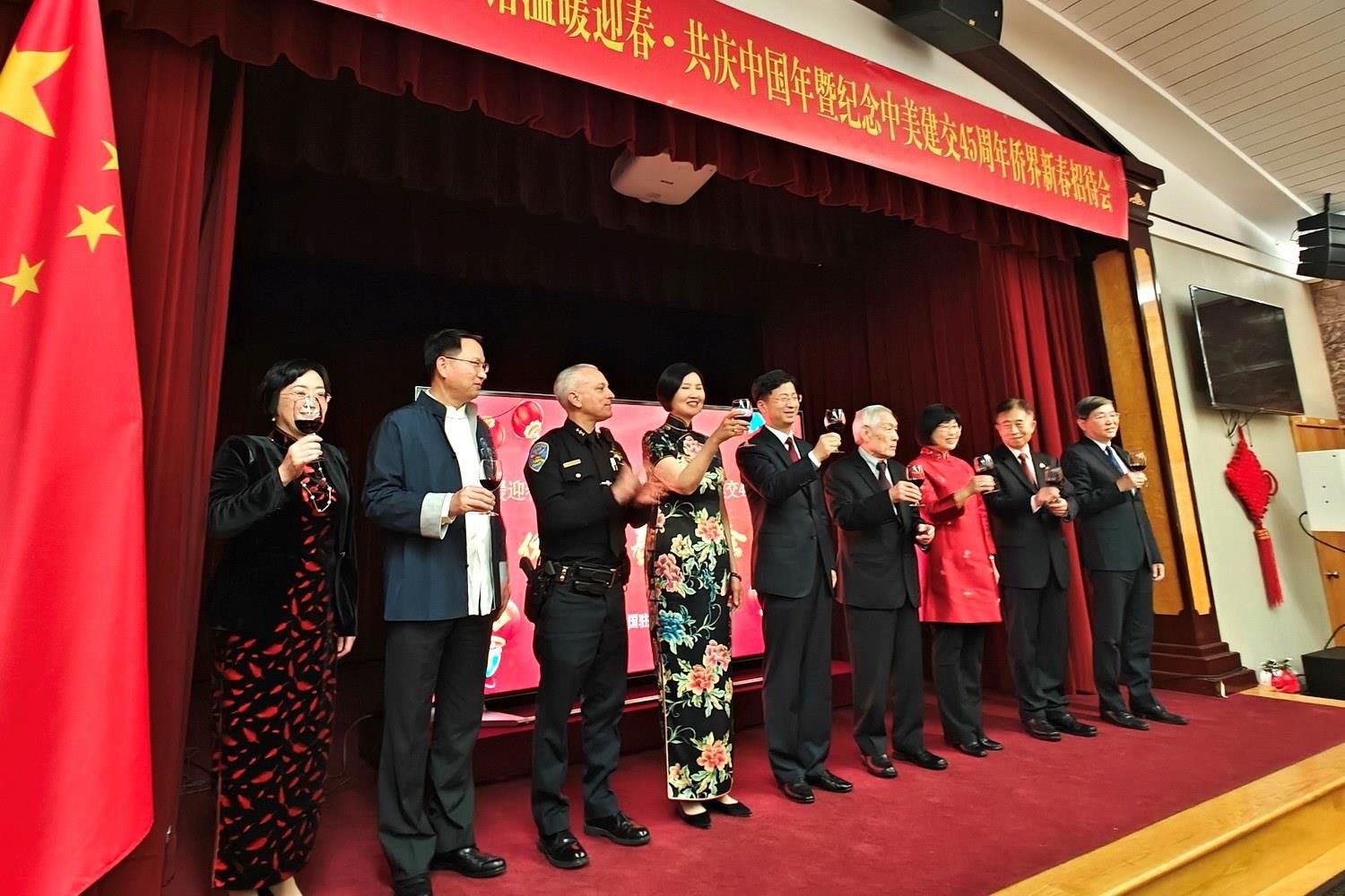 僑胞代表與駐舊金山總領(lǐng)館官員合影。主辦方供圖