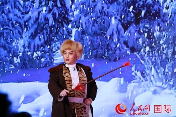 現(xiàn)代京劇《智取威虎山》選段《打虎上山》。人民網(wǎng) 許可攝