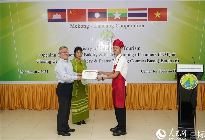 潘峰參贊向?qū)W員頒發(fā)證書。人民網(wǎng)記者 謝佳君攝