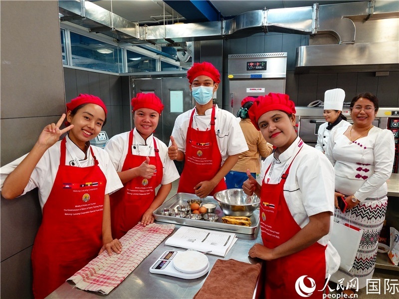 學(xué)員進行實操練習(xí)。人民網(wǎng)記者 謝佳君攝