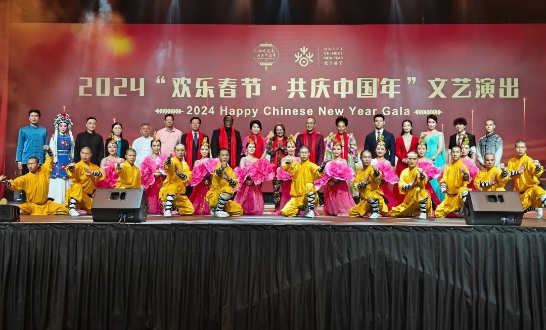 全體嘉賓和演員合影。中國駐南非大使館供圖